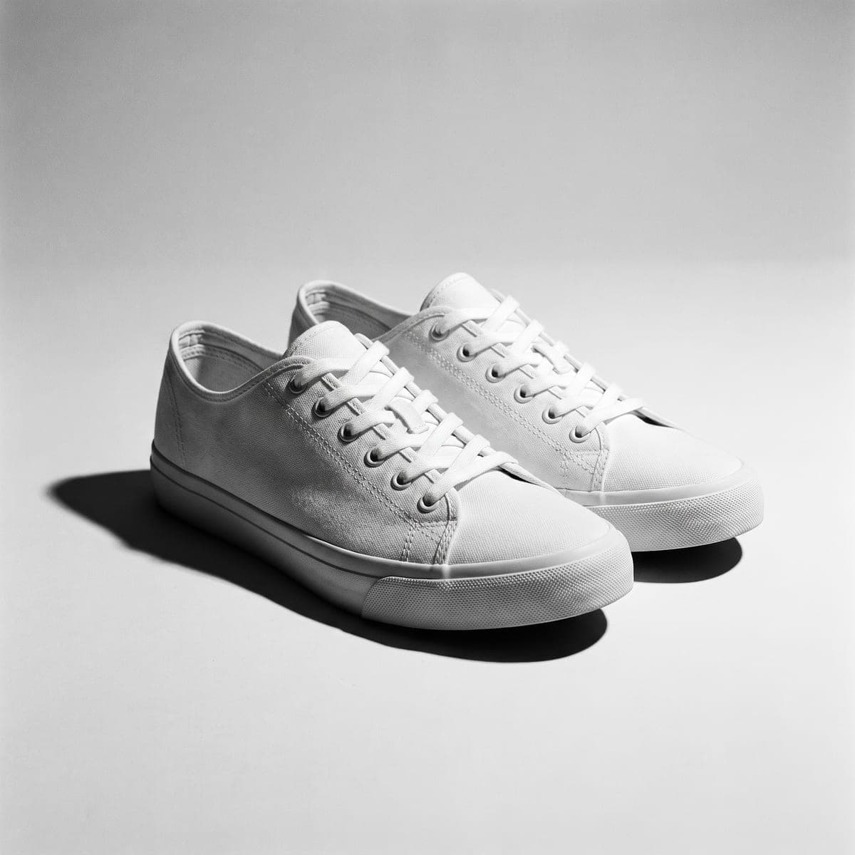 Sneakers Kanvas Putih